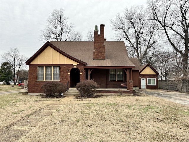 view of front of house featuring a front yard