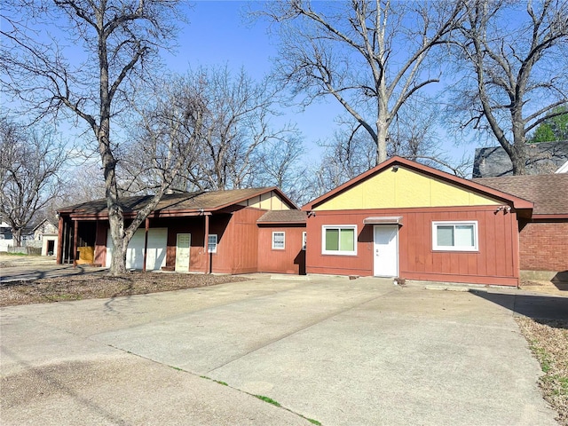 view of front of property with driveway and roof with shingles