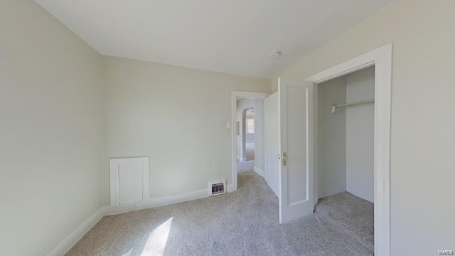 unfurnished bedroom featuring carpet floors, a closet, visible vents, and baseboards