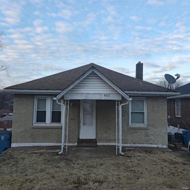 view of front of house featuring a front lawn