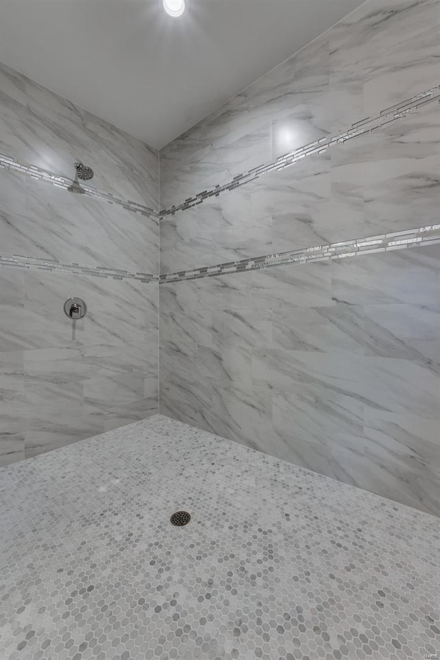 bathroom featuring tiled shower