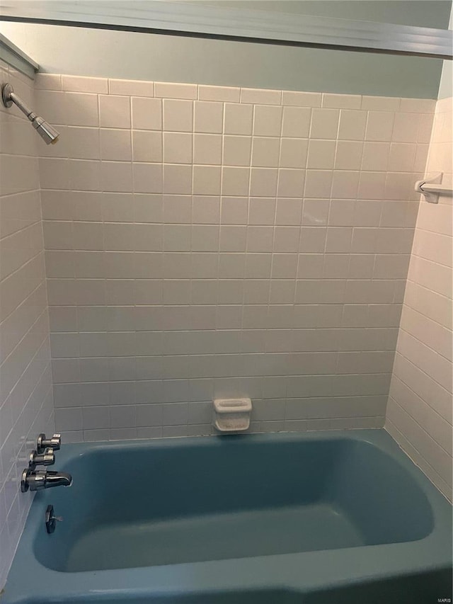 bathroom with tiled shower / bath combo