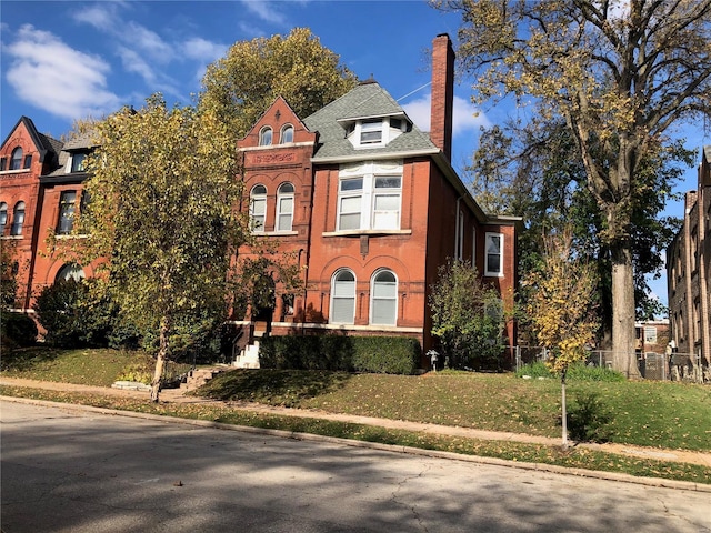 view of front facade featuring a front lawn