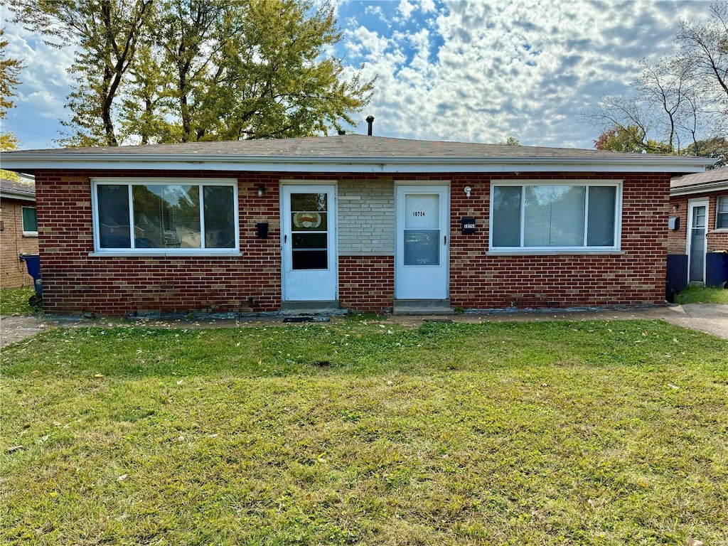 ranch-style house featuring a front lawn