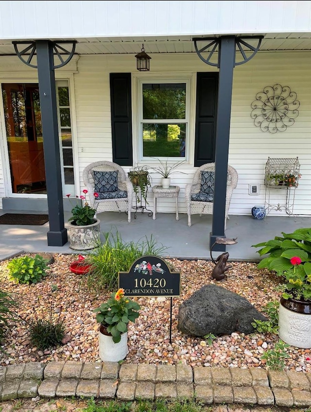 doorway to property with covered porch