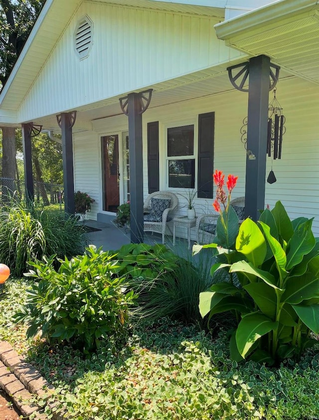 entrance to property featuring covered porch