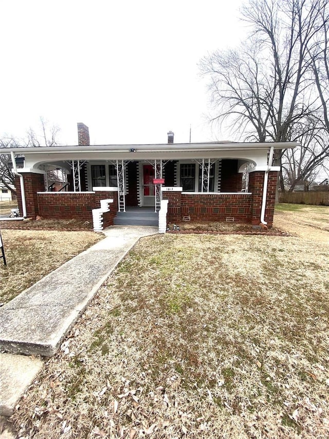 single story home with a front yard