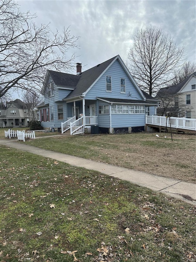 view of front of house with a front lawn