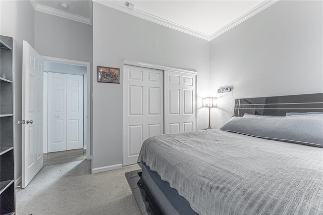 bedroom featuring crown molding, a closet, baseboards, and carpet flooring