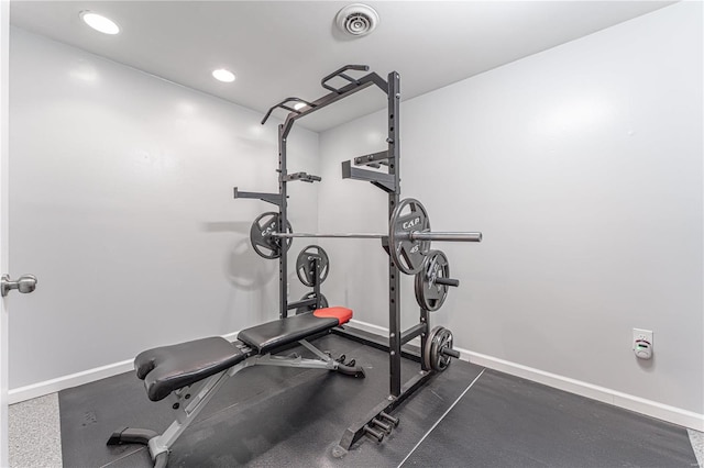 workout room featuring visible vents, baseboards, and recessed lighting