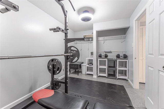 workout room featuring baseboards