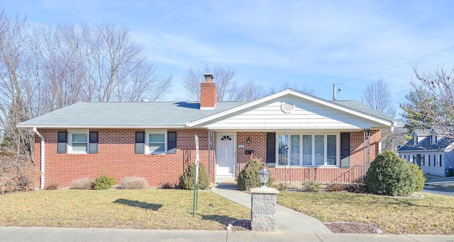 view of front facade featuring a porch and a front yard