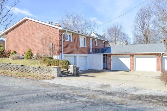 view of front facade featuring a garage