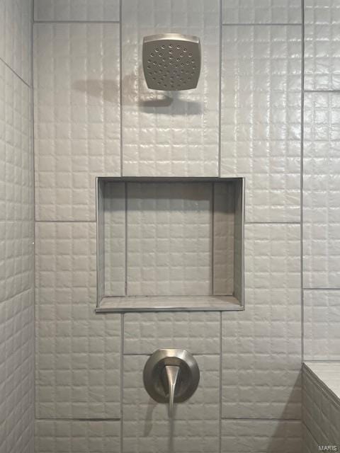 interior details with a tile shower