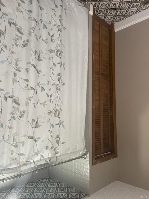 bathroom featuring ornamental molding