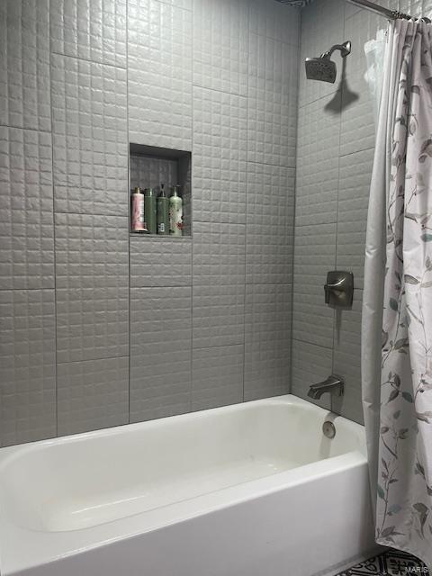 bathroom featuring shower / tub combo with curtain