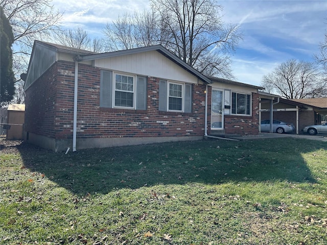 view of front of home featuring a carport and a front lawn