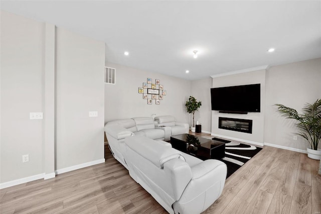 living room with visible vents, recessed lighting, baseboards, and light wood-style floors