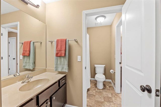 bathroom featuring vanity, a shower with curtain, baseboards, visible vents, and toilet