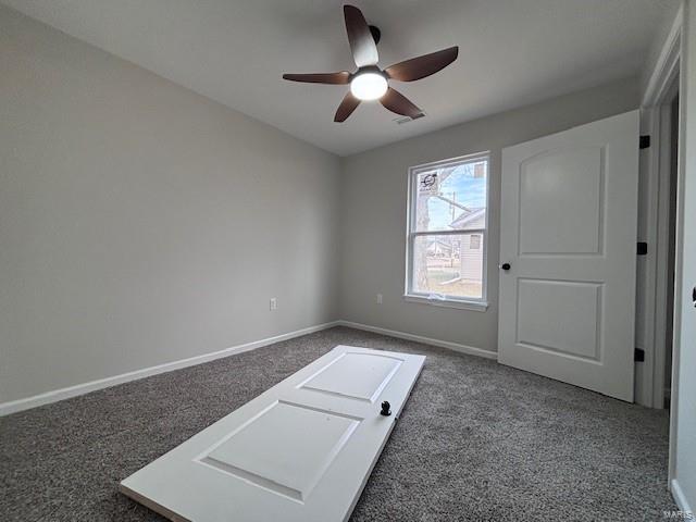 carpeted empty room featuring ceiling fan