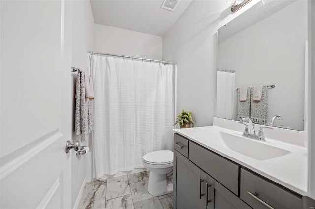 full bathroom with shower / tub combo with curtain, vanity, and toilet