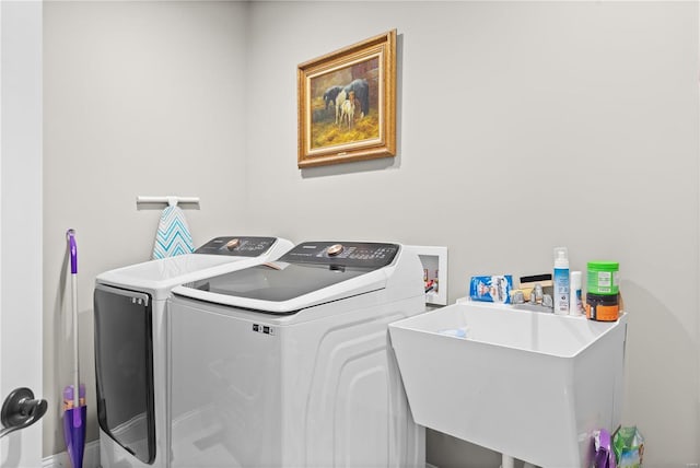 laundry area featuring sink and washing machine and dryer