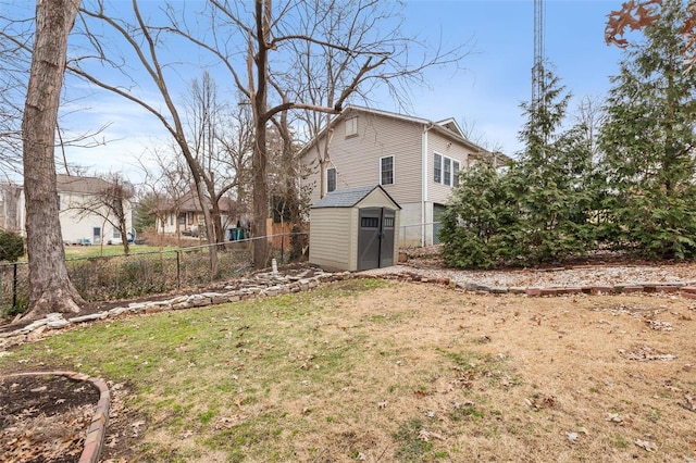 view of yard featuring a shed