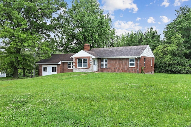 single story home featuring a front yard