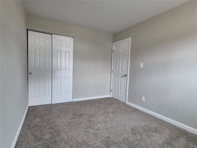 unfurnished bedroom featuring carpet flooring and a closet