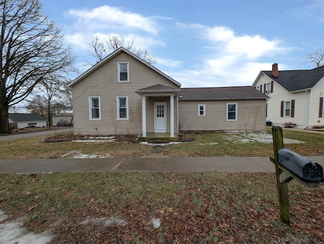 bungalow featuring a front yard