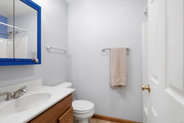 full bathroom with a shower, baseboards, toilet, and vanity