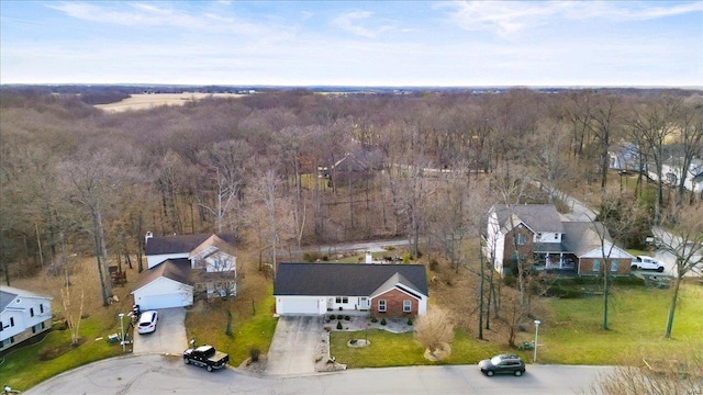 birds eye view of property featuring a forest view