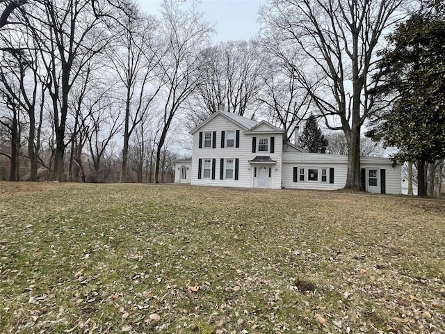 front facade featuring a front yard