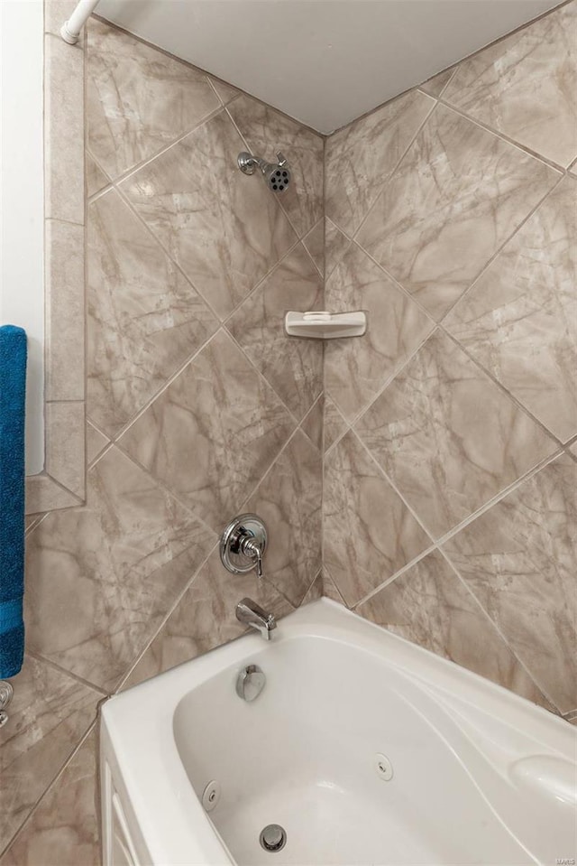 bathroom featuring tiled shower / bath