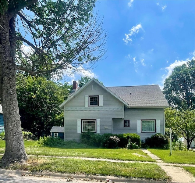 view of front of home featuring a front lawn