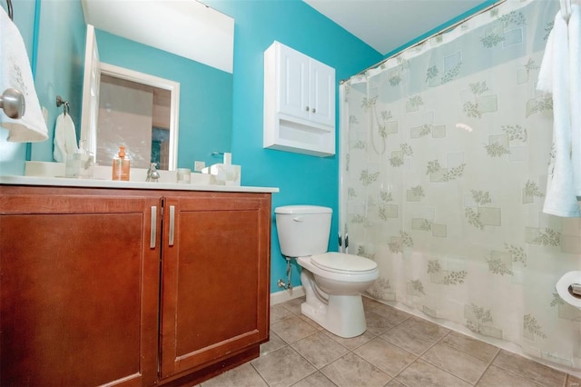 full bath featuring a shower with shower curtain, toilet, vanity, baseboards, and tile patterned floors