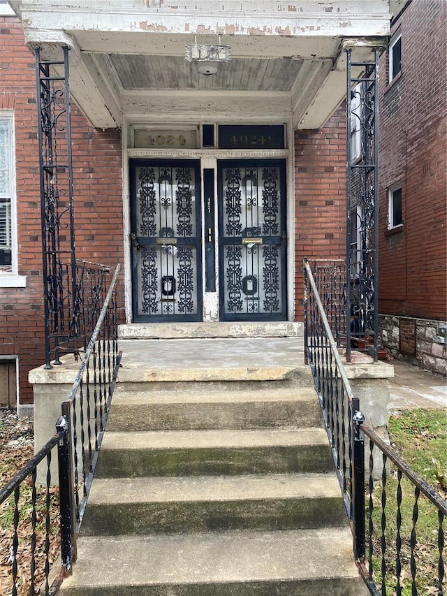 doorway to property with covered porch