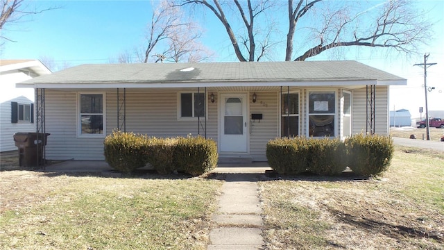 view of front facade with a front yard