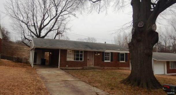 single story home featuring a carport