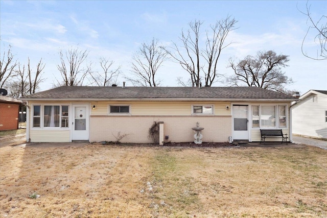 single story home with a front lawn