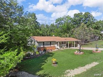 view of front of house featuring a front yard