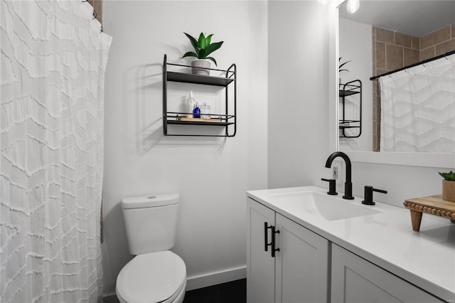 full bathroom featuring a shower with curtain, baseboards, vanity, and toilet