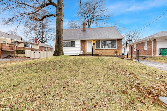 view of front facade featuring a front yard