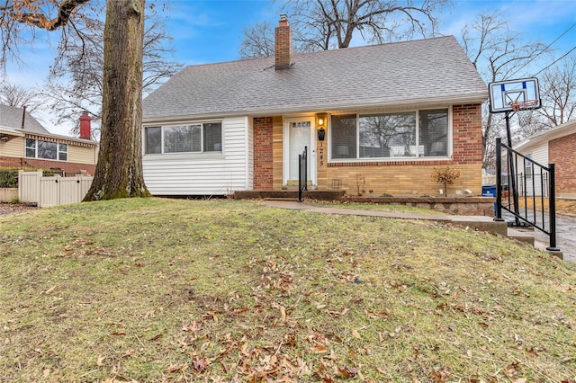 view of front of house featuring a front lawn