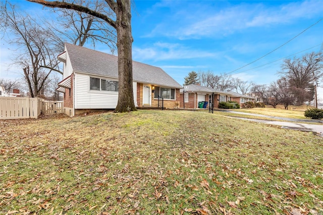 view of front of house featuring a front lawn