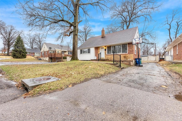 view of front of house featuring a front yard