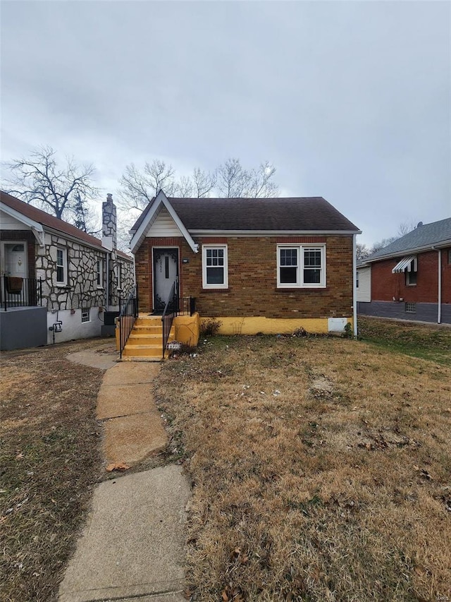 view of front facade with a front yard