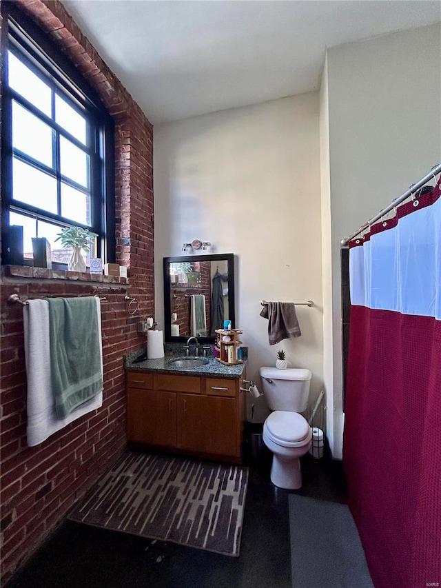 bathroom with vanity, a shower with shower curtain, and toilet