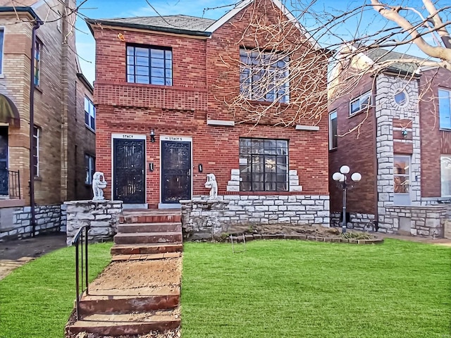 view of front facade featuring a front yard