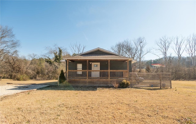 view of front of house featuring a front lawn